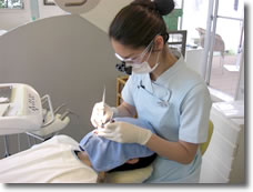 専用診療台で私達が徹底的にクリーニングします。